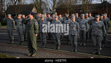 US Air Force Colonel Nancy Bozzer, 100. Operations Group Kommandant, grüßt den USA Flagge als es hat während der monatlichen Retreat Zeremonie 28. März 2014, auf RAF Mildenhall, England gesenkt. Retreat ist eine lange Tradition, die Flagge zu Ehren und signalisiert das Ende der Pflicht-Tag. Eine Retreat Zeremonie, in der die Ehrengarde der US-Flagge und der Royal Air Force Ensign, in den Ruhestand erfolgt in der Regel die letzten Freitag eines jeden Monats. (Foto: U.S. Air Force Airman 1st Class Preston Webb/freigegeben) Stockfoto