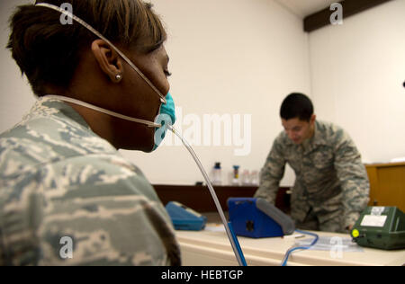 Techn. Sgt. Saquadrea Crosby, 86. Aerospace Medicine Squadron Volksgesundheit Unteroffizier-in-Charge, bekommt für ein N95 Atemgerät ausgerüstet, durch Flieger 1. Klasse Aaron Gonsalez, 86. Bioenvironmental Engineering Technician bei Ramstein Air Base, Deutschland, 17. Oktober 2014. Das N95 Respirator ist ein Gerät, das verwendet wird, um verhindern, dass die Verbreitung von Keimen (Viren und Bakterien) von einer Person zur anderen. Als Mitglieder des 86th Airlift Wing weiterhin Missionen für Betrieb United Hilfe, Flieger, die erwartet werden, interagieren mit Rückkehrer von Ebola infizierte Gebieten für th ausgestattet werden Stockfoto