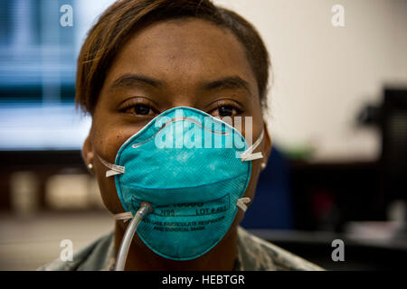 Techn. Sgt. Saquadrea Crosby, 86. Aerospace Medicine Squadron Volksgesundheit Unteroffizier-in-Charge, bekommt ein N95 Atemgerät mit dem 86. Bioenvironmental Engineering Flug auf Ramstein Air Base, Deutschland, 17. Oktober 2014 ausgestattet. Das N95 Respirator ist ein Gerät, das verwendet wird, um verhindern, dass die Verbreitung von Keimen (Viren und Bakterien) von einer Person zur anderen. Als Mitglieder des 86th Airlift Wing Missionen für Betrieb United Hilfe, Flieger, die erwartet werden weiterhin, interagieren mit Rückkehrer von Ebola infizierte Gebieten für das N95 Atemschutzmasken ausgestattet werden. (US Air Force Stockfoto