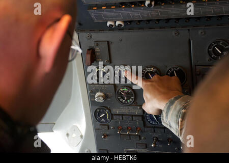 Air Force Reserve KC-10 Crew Chiefs bereiten ein Flugzeug für den Start am 6. Juni um Travis Air Force Base in Kalifornien. Das Flugzeug Aircrew flog später mehr als 15 Air Force Reservisten, 349. Air Mobility Wing, als Teil eines Fluges Ausrichtung zugewiesen. Der Flug erlaubte Flügel Top-Performer, der Flügel Luft tanken Mission zu erleben. Am Wochenende veranstaltete die 349. AMW eine Luftwaffe Spezialgebiet Code Trainingswochenende, die Reservisten mit realistischen Ausbildung, die Mitglieder, die ihre Fähigkeiten zu verbessern hilft. Das AFSC Trainingswochenende zentriert um den Flügel Fähigkeit res Stockfoto