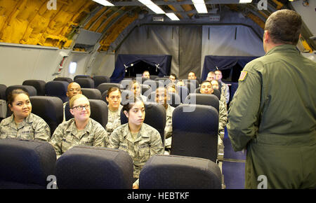 Techn. Sgt. Brandon Heyman Slips Sicherheitsverfahren Flugzeug vor dem Start von einer KC-10 Extender am 6. Juni um Travis Air Force Base in Kalifornien. Die Crew-Mitglieder unterstützt mehr als 15 Air Force Reservisten zugeordnet 349. Air Mobility Wing fliegen. Jeder einzelne nahmen an eine Orientierung-Flug, der die Flügel Top-Performer, der Flügel Luft tanken Mission erleben dürfen. Am Wochenende veranstaltete die 349. AMW eine Luftwaffe Spezialgebiet Code Trainingswochenende, die Reservisten mit realistischen Ausbildung, die Mitglieder, die ihre Fähigkeiten zu verbessern hilft. Die AFSC Ausbildung Wochenende c Stockfoto