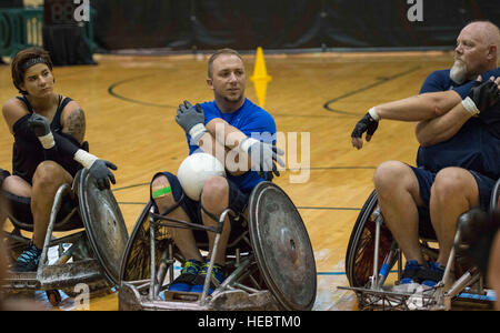 Die Mitglieder der US Air Force dehnen sich vor einem Rollstuhl-Rugby-Training für die Invictus Games 2016 im ESPN Wide World of Sports Complex in Walt Disney World, Florida, wo Medaillen in Halbfinalen und Finals vergeben werden. Stockfoto