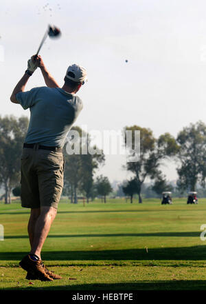 Colonel Chris Craige, 39. Air Base Wing Commander, abschlägt der erste Ball, während die zweite jährliche Luftwaffe Unterstützung Fonds Golfausflug 3. Mai 2013, auf der Incirlik Air Base, Türkei. Das vier-Personen-Scramble war eine Chance, Geld für die AFAF als seine letzte Veranstaltung zu erhöhen. (US Air Force Foto von Senior Airman Anthony Sanchelli/freigegeben) Stockfoto