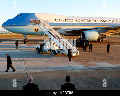 Präsident Barack Obama, Vize-Präsident Joe Biden und zweite Dame Dr. Jill Biden angekommen McGhee Tyson Air National Guard Base, Tennessee, Jan. 9 an staatliche und örtliche Beamte an einem Knoxville Community College, eine nationale Bildungsinitiative anzukündigen genannt "Amerikas College versprechen."  Mitglieder des 134. Luft tanken Flügels Basis unterstützt, zu gewährleisten die Sicherheit und Gastfreundschaft würdig die Würdenträger Besuch in Ost-Tennessee. (Air National Guard Foto von Staff Sgt. Benjamin Mellon/freigegeben) Stockfoto