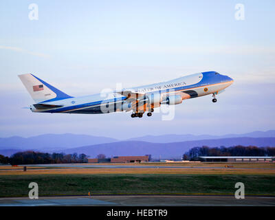 Präsident Barack Obama fährt auf der Air Force One von McGhee Tyson Air National Guard Base, Tennessee, am 9. Januar. Mitglieder des 134. Luft tanken Flügels Basis unterstützt, zu gewährleisten Sicherheit und Gastfreundschaft während seines Besuchs in einem Knoxville Community College, eine nationale Bildungsinitiative anzukündigen genannt "Amerikas College versprechen." (Air National Guard Foto von Staff Sgt. Benjamin Mellon/freigegeben) Stockfoto