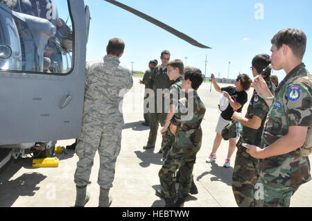 Studenten der zivilen Luftstreitkräfte besichtigen den Helikopter HH-60 Pave Hawk der 305th Rescue Squadron auf der Naval Air Station Fort Worth Joint Reserve Base, Texas und erfahren mehr über seine Fähigkeiten für Such- und Rettungseinsätze. Stockfoto