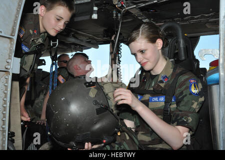 Studenten der zivilen Luftstreitkräfte besichtigen einen HH-60 Pave Hawk Hubschrauber auf der Naval Air Station Fort Worth Joint Reserve Base und erfahren mehr über die Fähigkeiten des Flugzeugs für Such- und Rettungseinsätze. Stockfoto