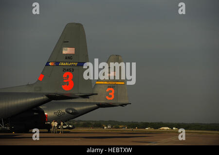 Flieger aus California Air National Guard 146. Airlift Wing, North Carolina Air National Guard 145. Airlift Wing und Wyoming Air National Guard 153. Airlift Wing durchzuführen Brandbekämpfung Dyess Air Force Base, Texas, April 19. Die Flieger warten und betreiben der Airborne Brandbekämpfung Baukastensystem befindet sich an Bord einer c-130 Hercules ist in der Lage, Verzicht auf 3.000 Gallonen Wasser oder feuerhemmende in unter 5 Sekunden. Die Waldbrände haben in verschiedenen Teilen von Texas verteilt und haben mehr als 1.000 Quadratmeilen Land gebrannt. Stockfoto