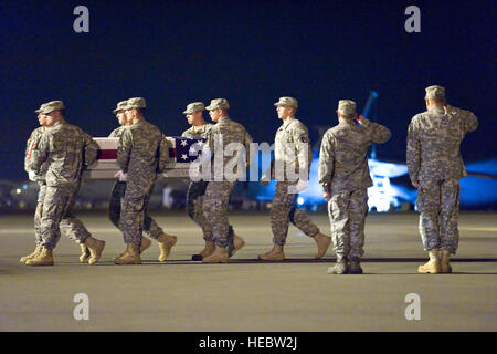 Ein US-Army tragen Team Transfer die Reste der Armee Spc. Nicholas p. Bernier, der East Kingston, N.H., auf der Dover Air Force Base, Del., 2. Juli 2011. Nielson wurde der 2. zugewiesen Bataillon, 30. Infanterie-Regiment, 4th Brigade Combat Team, 10th Mountain Division in Fort Polk, Louisiana (U.S. Air Force Photo/Roland Balik) Stockfoto