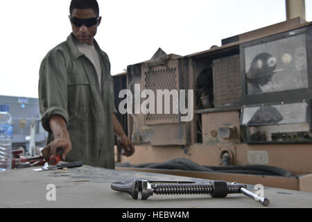 Luft-und Boden-Ausrüstung-Flieger aus der 379th Expeditionary Wartung Geschwader durchzuführen Routine Flugzeug 24-Stunden Support Ausrüstung Inspektionen und Reparaturen mit verschiedenen Sets von Tools, die sie qualifiziert sind, verwenden Sie vor dem Abschluss ihrer täglichen Aufgaben auf der Al Udeid Air Base, Katar sein müssen. Qualifikation für jedes Instrument setzt eine auf Sicherheit. (Foto: U.S. Air Force Staff Sgt Alexandre Montes) Stockfoto