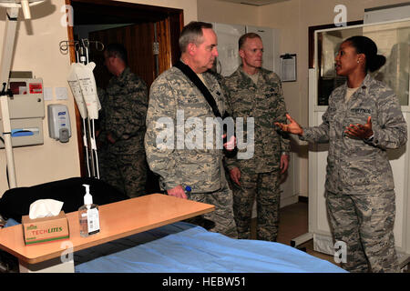 Südwest-Asien--Air Force Chief Of Staff General Mark A. Welsh III und Chief Master Sgt. von der Air Force James Cody eine kurze Mission von Maj Ramothea Webster, 380. Expeditionary Medical Group chief medical Officer 7. Februar 2013 erhalten. Welsh und Cody besucht 380. Air Expeditionary Wing bei einer Multi-base Flieger zu treffen, die im gesamten Bereich US Central Command Responsibility bereitgestellt werden. (U.S. Air Force Photo/techn. Sgt. Christina M. Styer) Stockfoto