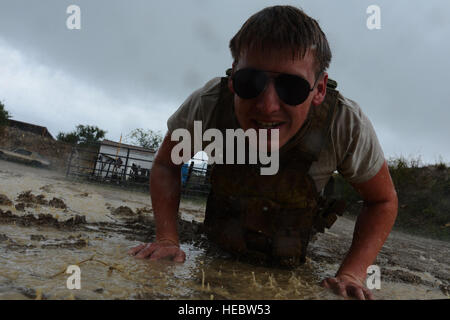 Senior Airman Roswell Sartwell, 3. bekämpfen Kamera Squadron Sender macht Liegestütze im Regen auf einem Schießplatz in San Antonio, Texas, 20. September 2013. Sartwell ließ sich nicht stoppen ihn von der Arbeit, in körperlicher Topform zu bleiben, während der Pausen der fortgeschrittenen Waffen und Taktik-Training war er teilnehmenden Zoll Regen (U.S. Air Force Photo/Flieger 1. Klasse Krystal Ardrey) Stockfoto