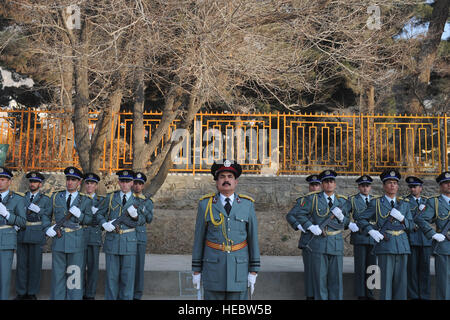 100203-F-7367Y-012 KABUL-The afghanischen nationalen Polizei (ANP) Ehrengarde wartet unterschieden Besucher, bevor Sie die Teilung der Afghan National Police Academy (ANPA) Kadetten werden. Nach Abschluss des drei-Jahres-Kurs, Kadetten werden ANP Offiziere und verdienen einen Abschluss in der Strafjustiz. Die Akademie bildet aus Männern und Frauen aus mehr als 34 Provinzen. (US Air Force Foto von Senior Airman Brian Ybarbo/freigegeben) Stockfoto