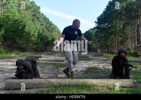 Ein US-Marine Corps Drill Instructor motiviert Rekruten von Alpha Company in The Crucible, 11. September 2014, an Marine rekrutieren Depot Parris Island, SC Der Tiegel ist der letzte Test in Rekrutierung, die Ausbildung und stellt den Höhepunkt der alle Fähigkeiten und Kenntnisse, die eine Marine besitzen sollte. 1996 ausgelegte, betonen die Bedeutung von Teamwork bei der Überwindung von Not Schmelztiegel einer strengen Feld 54-Stunden Übung anspruchsvolle Anwendung alles, was ein Rekrut gelernt hat, bis dahin in Ausbildung zu rekrutieren und verfügt über insgesamt 48 Meilen marschieren. Es simuliert typica Stockfoto