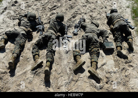 US Marine Corps rekrutiert aus Alpha Company niedriger Crawl durch eine Fortbildungsveranstaltung während der Teilnahme an The Crucible, 11. September 2014, an Marine rekrutieren Depot Parris Island, SC Der Tiegel ist der letzte Test in Rekrutierung, die Ausbildung und stellt den Höhepunkt der alle Fähigkeiten und Kenntnisse, die eine Marine besitzen sollte. 1996, betonen die Bedeutung von Teamwork Widrigkeiten zu überwinden entwickelt, ist der Tiegel einer strengen Feld 54-Stunden-Übung anspruchsvolle Anwendung alles, was ein Rekrut gelernt hat, bis dahin in Ausbildung zu rekrutieren und verfügt über insgesamt 48 Meilen von marchin Stockfoto