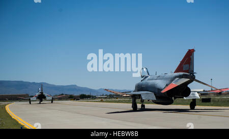 Zwei QF-4 Drohnen-Taxi auf den Laufsteg am 3. Juni 2015 in Holloman Air Force Base, N.M. Oberstleutnant Ronald King, 82. Aerial Target Squadron, Ablösung 1 Kommandant, flog der QF-4 für die erste Zeit Solo, was ihn des letzte Pilot bei der Air Force, die die QF-4 fliegen gelernt. Begleitet wurde er von James Harkins, zivile Pilot bei der 82nd ATRS, Det 1, der auch als des Königs Fluglehrer an der US Air Force Academy in den 1990er Jahren und Luke Air Force Base, Arizona, in den frühen 2000er Jahren. (Foto: U.S. Air Force Airman 1st Class Emily A. Kenney/freigegeben) Stockfoto