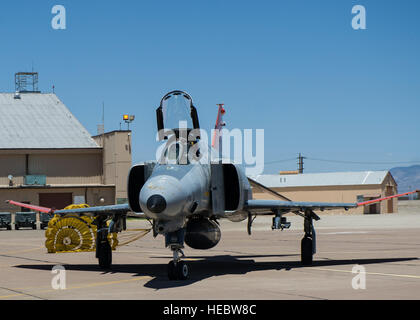 Eine Drohne QF-4 taxis zurück an seinen Platz auf der Flightline 3. Juni 2015 in Holloman Air Force Base, N.M. Oberstleutnant Ronald King, eingehende 82. Aerial Target Squadron, Ablösung 1 Kommandant, flog der QF-4 für die erste Zeit Solo, was ihn des letzte Pilot bei der Air Force, die die QF-4 fliegen gelernt. Begleitet wurde er von James Harkins, zivile Pilot mit der 82nd ATRS Det 1, der auch als des Königs Fluglehrer an der US Air Force Academy in den 1990er Jahren und Luke Air Force Base, Arizona, in den frühen 2000er Jahren. (Foto: U.S. Air Force Airman 1st Class Emily A. Kenney/freigegeben) Stockfoto