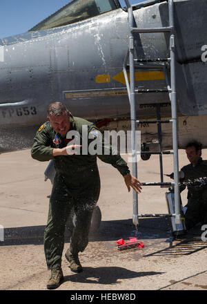 Lieutenant Colonel Ronald King wird unten mit Wasser besprüht, nach seinem erste Solo Flug in der QF-4-Drohne 3. Juni 2015, Holloman Air Force Base, N.M. Leutnant. Oberst Ronald King, 82. Aerial Target Squadron, Ablösung 1 Kommandant, flog der QF-4 für die erste Zeit Solo, was ihn des letzte Pilot bei der Air Force, die die QF-4 fliegen gelernt. Begleitet wurde er von James Harkins, zivile Pilot bei der 82nd ATRS, Det 1, der auch als des Königs Fluglehrer an der US Air Force Academy in den 1990er Jahren und Luke Air Force Base, Arizona in den frühen 2000er Jahren. (Foto: U.S. Air Force Airman 1st Clas Stockfoto