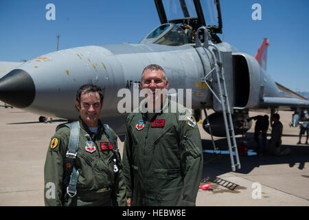 Posieren Sie James Harkins, zivile Pilot bei der 82nd Aerial Target Squadron, Ablösung 1 und Oberstleutnant Ronald King, 82nd ATRS, Det 1 Kommandant, für ein Foto nach dem fliegen in einem QF-4-Drohne 3. Juni 2015. König war der letzte Pilot bei der Air Force, der QF-4 fliegen zu lernen. Harkins, die König der QF-4 fliegen lehrte, diente auch als des Königs Fluglehrer an der US Air Force Academy in den 1990er Jahren und Luke Air Force Base, Arizona in den frühen 2000er Jahren. (Foto: U.S. Air Force Airman 1st Class Emily A. Kenney/freigegeben) Stockfoto