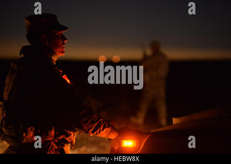 Senior Master Sgt. James Robbins, beaufsichtigt 99. Ground Combat Training Squadron Operationen Superintendent Feldeinsätze Training Übung während eines Basis-Sicherheits-Operationen im Silber Flagge Alpha Reihe Complex nördlich von Las Vegas 18. Dezember 2014. Dies ist der letzte BSO-Kurs, der in Silber Flagge Alpha, stattfinden wird, wie 99. Ground Combat Training Squadron projiziert wird, um Anfang 2015 zu schließen. Alle Luftwaffe taktische Sicherheitskräfte basierte Ausbildung werden an der neuen Wüste Verteidiger Ground Combat Readiness Training Center in Fort Bliss, Texas verschoben werden. (US Air Force Foto von techn. Sgt. Stockfoto