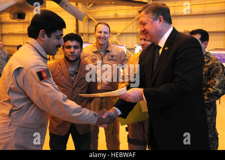 100201-F-1020B-162-Kabul - The Honorable Michael Donley, Sekretär der Luftwaffe präsentiert Mohammad Bashir, Afghan National Army Air Corp (ANAAC), mit seinem Loadmaster-Zertifikat am Kabul International Airport. Während seines Besuchs in Afghanistna traf Sekretärin Donley mit Top-NATO und afghanischen nationalen Sicherheitskräfte Führung. Bashir war einer der vier ANAAC Mitglieder die ersten 27 zertifiziert zusammenarbeiten werden.  (US Air Force Foto von Staff Sgt. Sarah Brown/freigegeben) Stockfoto