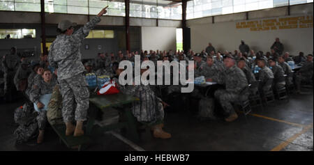 Bei der Übung BEYOND THE HORIZON 2016 in Guatemala bereiten über 300 Soldaten der US-Armee und der Missouri National Guard eine Truppenklinik in San Marcos vor und betreiben sie, um das Rotationstraining und die medizinische Bereitschaft zu unterstützen. Stockfoto