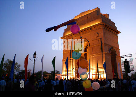 Die Lichter des India Gate in Neu-Delhi erleuchten Auftritte von Bands beim Indian Air Force Platinum Jubilee Tattoo am 17. März. An der multinationalen Veranstaltung nahmen Militärbands aus Indien, Singapur, Sri Lanka und Thailand teil, wobei die Rock-Band Pacific Trends der Pacific Air Forces an der Feier des 75-jährigen Bestehens der IAF teilnahm. Stockfoto