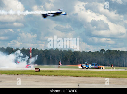 Ein MXS-Flugzeug und der Flash Fire Jet Truck treten bei einer Hochgeschwindigkeitsdemonstration auf der Flugschau Thunder Over South Georgia auf der Moody Air Force Base, Georgia, an. Stockfoto