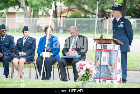 US Air Force Major General Glen VanHerck, Recht, 509. Bomb Wing Commander von Whiteman Air Force Base, spricht bei der jährlichen Kranzniederlegung für 2nd Lt. George Whiteman 16. Mai 2015, in Sedalia, Missouri Whiteman war einer der ersten Flieger im zweiten Weltkrieg getötet, als sein Flugzeug, während der japanische Angriff auf Pearl Harbor abgeschossen wurde. (US Air Force Foto von Staff Sgt. Brigitte N. Brantley/freigegeben) Stockfoto