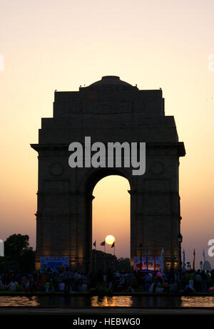 Das Indian Air Force Platinum Jubilee Tattoo fand am 17. März im India Gate, Neu-Delhi, statt, wo Militärbands aus Indien, Singapur, Sri Lanka, Thailand und der Pacific Air Forces Rock Band zum 75. Jahrestag der IAF feierten. Stockfoto