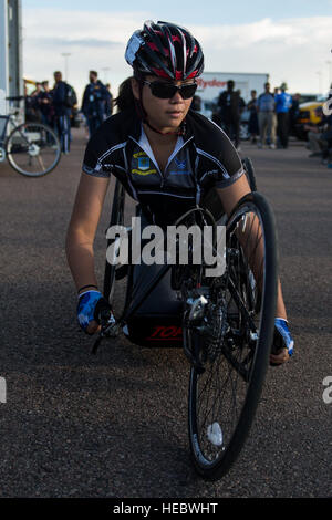 US Air Force Athlet Sarah Evans erwärmt sich vor ihr Liegerad Radrennen 29. September 2014, in Fort Carson, Colorado Die Krieger Spiele besteht aus Athleten aus in das Department Of Defense, die im Paralympischen Stil Events für ihre jeweiligen militärischen Zweig. Das Ziel der Spiele ist, markieren Sie das unbegrenzte Potenzial der Krieger durch Leistungssport zu helfen. (Foto: U.S. Air Force Airman 1st Class Taylor Queen) Stockfoto