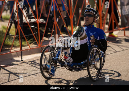 US Air Force Athleten Christopher Aguilera endet ein Liegerad Radrennen 29. September 2014, in Fort Carson, Colorado Die Krieger Spiele besteht aus Athleten aus in das Department Of Defense, die im Paralympischen Stil Events für ihre jeweiligen militärischen Zweig. Das Ziel der Spiele ist, markieren Sie das unbegrenzte Potenzial der Krieger durch Leistungssport zu helfen. (Foto: U.S. Air Force Airman 1st Class Taylor Queen) Stockfoto