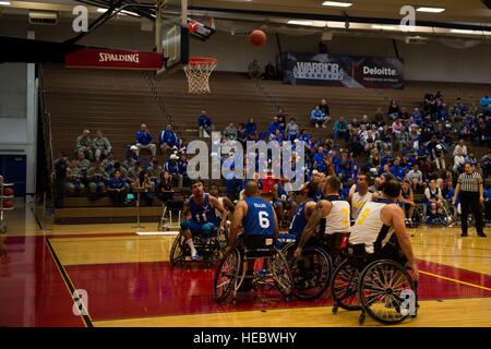 Mitglieder der US Air Force-Rollstuhl-Basketball-Team gehen nach einem Rebound 29. September 2014, im Olympic Training Center in Colorado Springs, Colorado Die Krieger Spiele besteht aus Athleten aus in das Department Of Defense, die im Paralympischen Stil Events für ihre jeweiligen militärischen Zweig. Das Ziel der Spiele ist, markieren Sie das unbegrenzte Potenzial der Krieger durch Leistungssport zu helfen. (Foto: U.S. Air Force Airman 1st Class Taylor Queen) Stockfoto