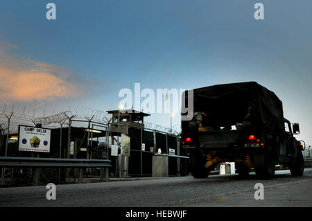 GUANTANAMO BAY, Kuba – Soldaten, die Joint Task Force Guantanamo-Fahrt in einem Humvee außerhalb einer Sally Port für Camp Delta, JTF Guantanamo 9. Juni 2010 zugewiesen. Die Haftanstalten in JTF Guantanamo sind besetzt mit US Navy und US Army Einheiten, die für die Sicherheit im JTF Guantanamo verantwortlich sind. JTF-Guantanamo führt sicher, humane, rechtliche und transparente Pflege und Obhut der Gefangenen, einschließlich der Militärkommission und die verurteilten bestellt von einem Gericht freigegeben. Die JTF führt Intelligenzansammlung, Analyse und Verbreitung für den Schutz der Gewahrsam Stockfoto