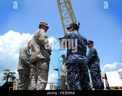 Army Lt. gen Vincent Brooks, Dritte Armee Kommandierender general, ist vom Chief Warrant Officer 3 John Wilson, 628th Logistik Bereitschaft Geschwader am Wharf Alpha, 23. Mai 2012 auf gemeinsame Basis-Charleston - Weapons Station unterrichtet. Brooks besucht JB Charleston um sich aus erster Hand die militärischen Funktionen erhalten, die einzigartig auf dieser Basis sind. Stockfoto