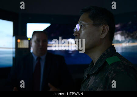 Republik von Korea Major Gen Jong Goo Lee, Republik von Korea Transport Command Kommandeur, besucht das Simulationszentrum während einer Tour durch den Transport Corps Maritime Ausbildungskapazitäten in Fort Eustis, Virginia, 13. Mai 2014. Lee konnte ein paar von den Ausbildungssimulatoren erleben im Center statt. (Foto: U.S. Air Force Airman 1st Class Kimberly Nagle/freigegeben) (Foto wurde beschnitten, geschärft, und Ebenen dienten.) Stockfoto