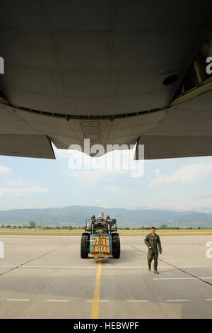 Staff Sgt Brantley Roberson, 86. Logistik Bereitschaft Squadron, aerial Delivery Spezialist lädt Paletten von Wasser auf einer C-130J Super Hercules aus der Luft für die Ausbildung in Plovdiv/Bulgarien während der thrakischen Quellen 2012, 23. Juni 2012 fallen zu lassen. Thrakische Frühling 2012 ist eine zweiwöchige Schulung vor Ort sollen Partnerschaften zwischen der USA und bulgarische Luftwaffe aufzubauen. Stockfoto