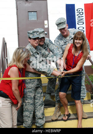 (V.l.) Kelly Oliver, Fort Sam Houston Thrift Shop Ko-Vorsitzender; Major Gen Theresa Carter, Kommandant, 502. Air Base Wing und Joint Base San Antonio; JBSA und 502 ABW Command Chief Master Sgt. Jose LugoSantiago; Oberst John Lamoureux, 502. Mission Support Group Commander und Stephanie Crotty, Secondhand-Shop-Vorsitzende, versammelt, um das Menüband für Fort Sam Houston-Secondhand-Shop während der Eröffnungsfeier, Aug. 18 geschnitten. Mehr als 75 Kunden wurden auch auf Hand und eifrig zu laden. Stockfoto