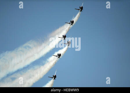 Die US Air Force Air Demonstration Squadron "Thunderbirds", Ansatz zeigen Zentrum in der Delta-Formation während der Air Show Turkiye 2011 auf Cigli Air Base, 5. Juni. Die Thunderbirds durchgeführt neben anderen Welt renommierten Antenne Demo Teams, um 100 Jahre der türkischen Luftfahrt zu Ehren. (US Air Force Foto/Staff Sgt Larry E. Reid Jr., veröffentlichte) Stockfoto