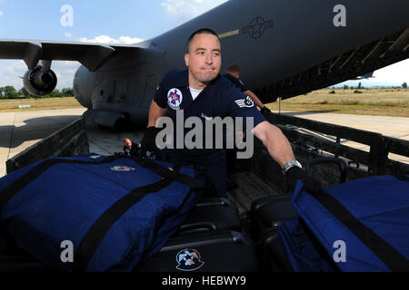 Staff Sgt Jacob Richmond, eine Öffentlichkeitsarbeit Community Relations Spezialist, entlädt Gepäcktaschen in der Nähe von c-17 Globemaster, in Vorbereitung, Graf Ignatievo Air Base, Bulgarien für RAF Waddington, U.K 28. Juni 2011 abzuweichen. Die Thunderbirds führt in neun Ländern während ihrer Europatour sechswöchige internationale Geschäfts-oder Firmenwert zu fördern und Amerikas Flieger rund um den Globus vertreten. (US Air Force Foto/Staff Sgt Larry E. Reid Jr., veröffentlichte) Stockfoto