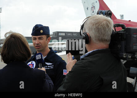 Generalmajor J.R. Williams, Thunderbird 6, Opposing Solo spricht an die lokalen Medien am Flughafen Turku, Finnland, 16. Juni 2011. Die Ankunft der Thunderbirds ist ein historischer Meilenstein, das erste Mal in der Geschichte des Teams, die die Thunderbirds in Finnland ausgeführt haben. (US Air Force Foto/Staff Sgt Larry E. Reid Jr., veröffentlichte) Stockfoto