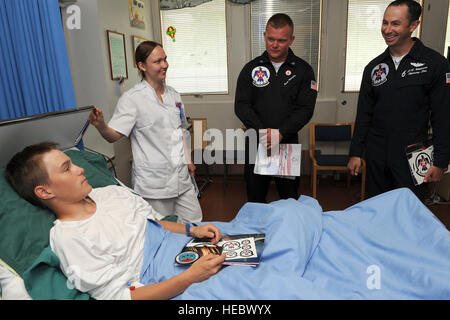 Generalmajor J.R. Williams (ganz rechts), Thunderbird 6, Opposing Solo und Staff Sgt Randy Hassenplug, Thunderbird 6 Crewchief, trifft einen jungen Fan an der Turku University Hospital, Turku, Finnland, 17. Juni 2011. (US Air Force Foto/Staff Sgt Larry E. Reid Jr., veröffentlichte) Stockfoto