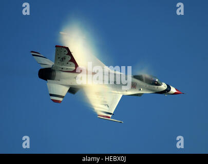 Generalmajor J.R. Williams, Thunderbird 6, Opposing Solo, führt eine Sneak Pass Praxis der Airshow, Jesolo, Italien 10. Juni 2011 in. Die Thunderbirds führt in neun Ländern während ihrer Europatour sechswöchige internationale Geschäfts-oder Firmenwert zu fördern und Amerikas Flieger rund um den Globus vertreten. (US Air Force Foto/Staff Sgt Larry E. Reid Jr., veröffentlichte) Stockfoto