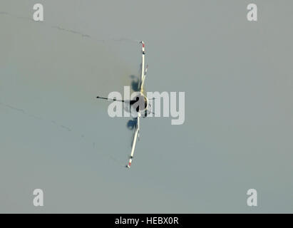 Generalmajor Aaron Jelinek, Thunderbird 5, führen Solo, führt die maximale 360 drehen während der Jesolo Air Extreme Air Show, Jesolo, Italien 11. Juni 2011. Die Thunderbirds führt in neun Ländern während ihrer Europatour sechswöchige internationale Geschäfts-oder Firmenwert zu fördern und Amerikas Flieger rund um den Globus vertreten. (US Air Force Foto/Staff Sgt Larry E. Reid Jr., veröffentlichte) Stockfoto