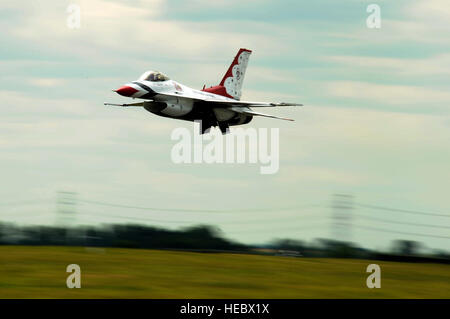 Generalmajor J.R. Williams, Thunderbird 6, Opposing Solo, zieht für den Beginn der Praxis-Flugshow am Royal Air Force Base Waddington, Vereinigtes Königreich, 1. Juli 2011. Die Thunderbirds führt in neun Ländern während ihrer Europatour sechswöchige internationale Geschäfts-oder Firmenwert zu fördern und Amerikas Flieger rund um den Globus vertreten. (US Air Force Foto/Staff Sgt Larry E. Reid Jr., veröffentlichte) Stockfoto