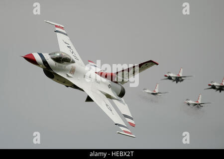 Major Jason Curtis, Thunderbird 6 gegnerischen Solo, zeigt die taktische Überraschung des f-16 Fighting Falcon mit einem Sneak-Pass während der EAA AirVenture Air Show, Oshkosh, Wisconsin, USA, 3. August 2014. Anzeigen der Einheit liebevoll bekannt als "Amerikas Botschafter in blau", Geschichte gemacht, indem Sie die erste komplette Show-Auftritte während der Oshkosh Air durchführen. (U.S. Air Force Photo/Master Sergeant Stan Parker) Stockfoto