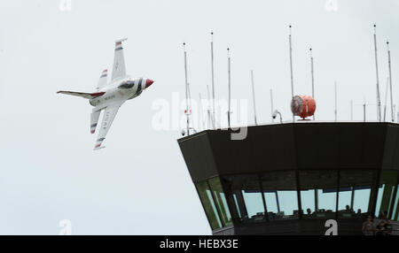 Major Jason Curtis, Thunderbird 6 gegnerischen Solo, zeigt die taktische Überraschung des f-16 Fighting Falcon mit einem Sneak-Pass während des Battle Creek Feld der Flug Air Show und Ballon-Festival in Battle Creek, Michigan, 5. Juli 2014. (U.S. Air Force Photo/Master Sergeant Stan Parker) Stockfoto