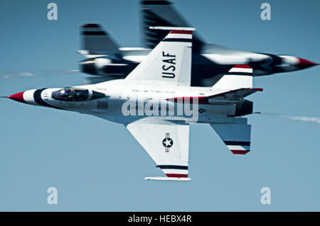 Die Thunderbirds Solo-Piloten führen die gegnerischen Messers Schneide Hit Manöver während der Donner über die Bay Air Show, auf der MacDill Air Force Base in Frl., 28. März 2015. (Foto: U.S. Air Force Tech Sgt. Manuel J. Martinez) Stockfoto