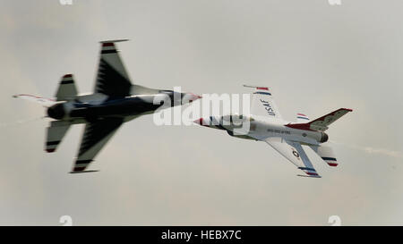 MAJS. Blaine Jones, Thunderbird 5, führen Solo, und Jason Curtis, Thunderbird 6, Opposing Solo, durchführen der Inverted entgegensetzende Messers Schneide während ihrer Performance während der Donner über dem Boardwalk, Atlantic City, NJ, 13. August 2014. (U.S. Air Force Photo/Master Sergeant Stan Parker) Stockfoto