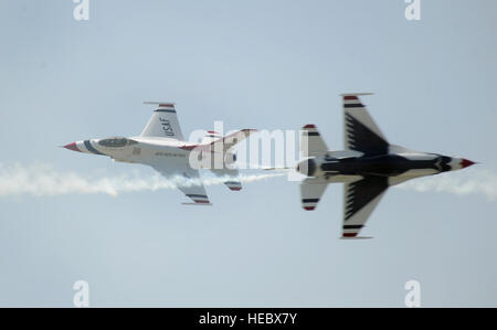 Major Blaine Jones, Thunderbird 5, Lead Solo und Major Jason Curtis, Thunderbird 6 gegnerischen Solo, durchführen der Inverted entgegensetzende Messers Schneide während der Star Spangled Salute Air Show auf der Tinker Air Force Base in Oklahoma, 22. Juni 2014. (U.S. Air Force Photo/Master Sergeant Stan Parker) Stockfoto